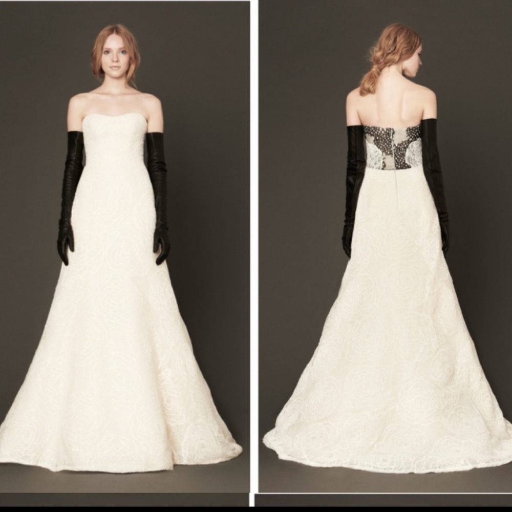 Vera Wang luxe Bridal Gown Black And White Size 10. 2014 Runway. Lace